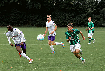 Arda Haliciolgu im Ballbesitz.