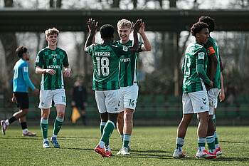 U19-Spieler Manthey im Duell mit seinen Gegenspielern. 
