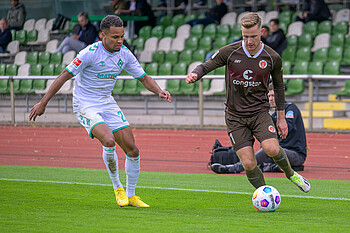 Johannes Eggestein im Trikot des FC St. Pauli gegen Werders Felix Agu