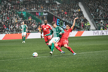 Romano Schmid im Zweikampf mit Rani Khedira. 