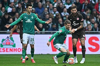 Werder-Spieler Mitchell Weiser im Zweikampf mit einem St. Pauli Spieler.