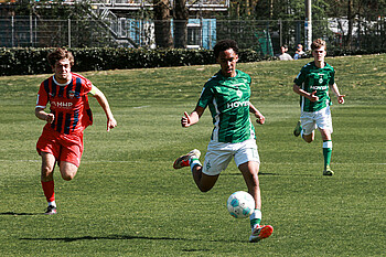 Paul Erevbenagie am Ball.