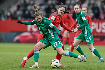 Rieke Dieckmann im Zweikampf mit einer Bayern-Spielerin.
