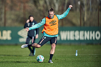 Niclas Füllkrug holt im Werder-Training zum Schuss aus.