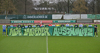 Beide Teams hielten vor dem Spiel einen Banner mit "Nie wieder Auschwitz" hoch 