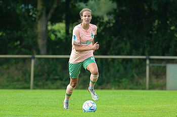 Hanna Németh läuft mit Ball