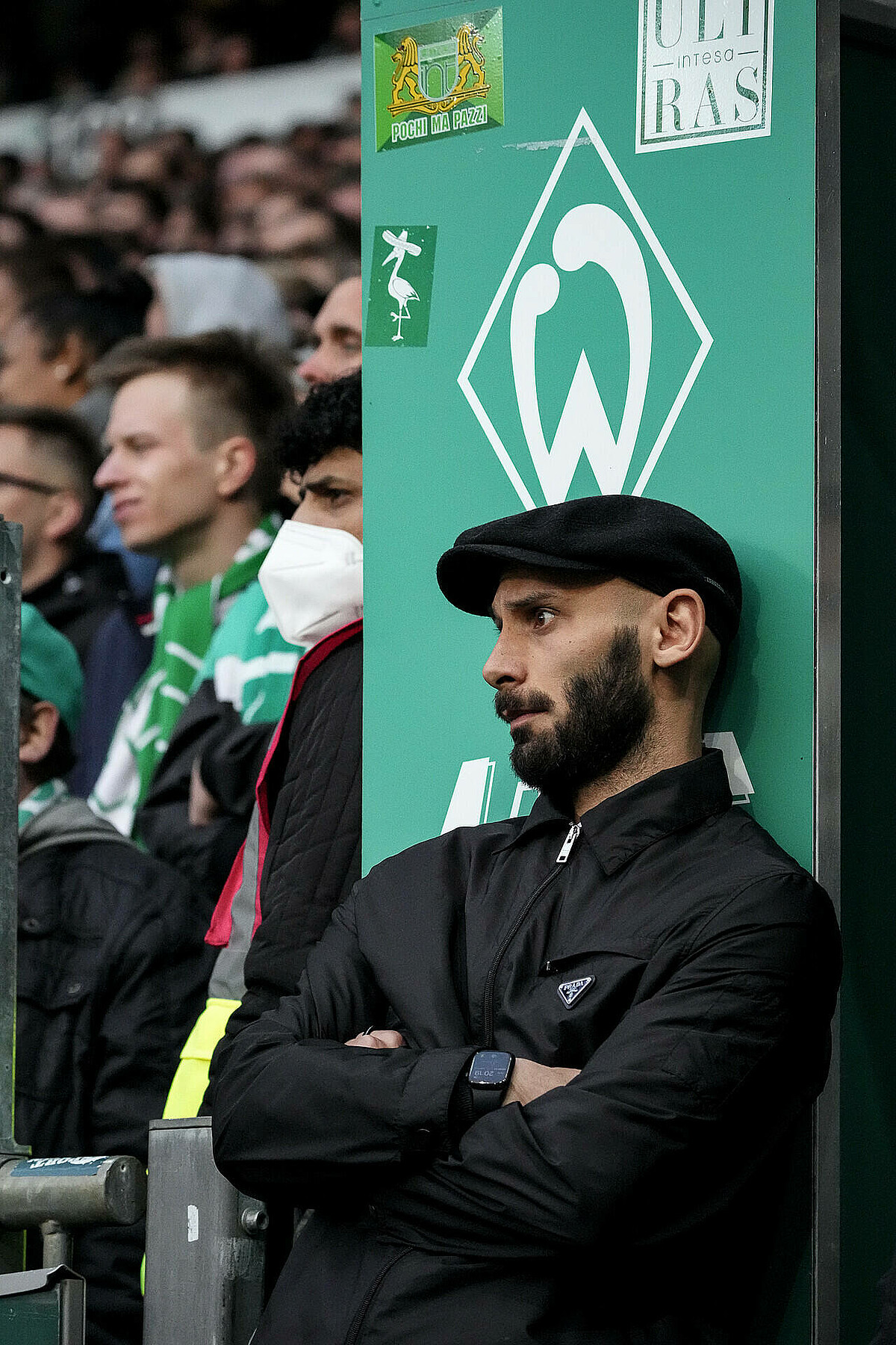 Werder-Kapitän Ömer Toprak lehnt unter der Werderraute am Spielertunnel des wohninvest WESERSTADIONS. 