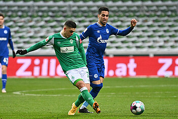 Milot Rashica vom SV Werder Bremen im Duell mit Schalke 04.