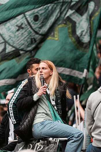 Lina Hausicke bei den Werder-Fans in der Ostkurve.