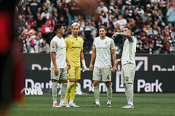 Marco Friedl dirigiert mit dem Finger. Niklas Stark, Mio Backhaus und Julian Malatini hören zu. 