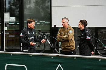 Clemens Fritz, Frank Baumann und Johannes Jahns am Trainingsplatz. 