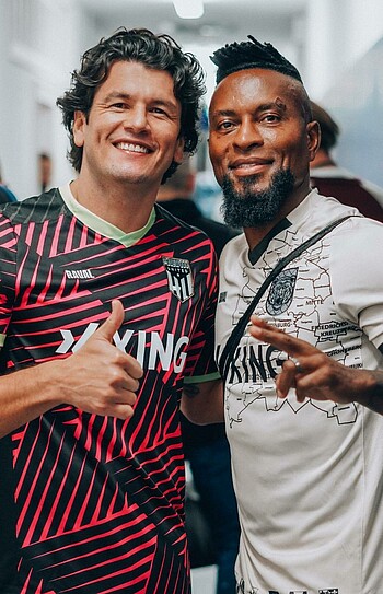 Nelson Valdez und Zé Roberto Arm in Arm in Trikots der Baller League.