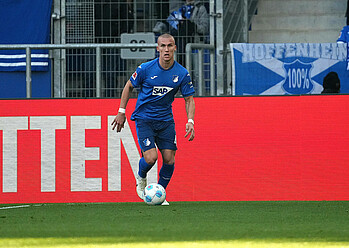 Leo Östigard mit Ball am Fuß. 