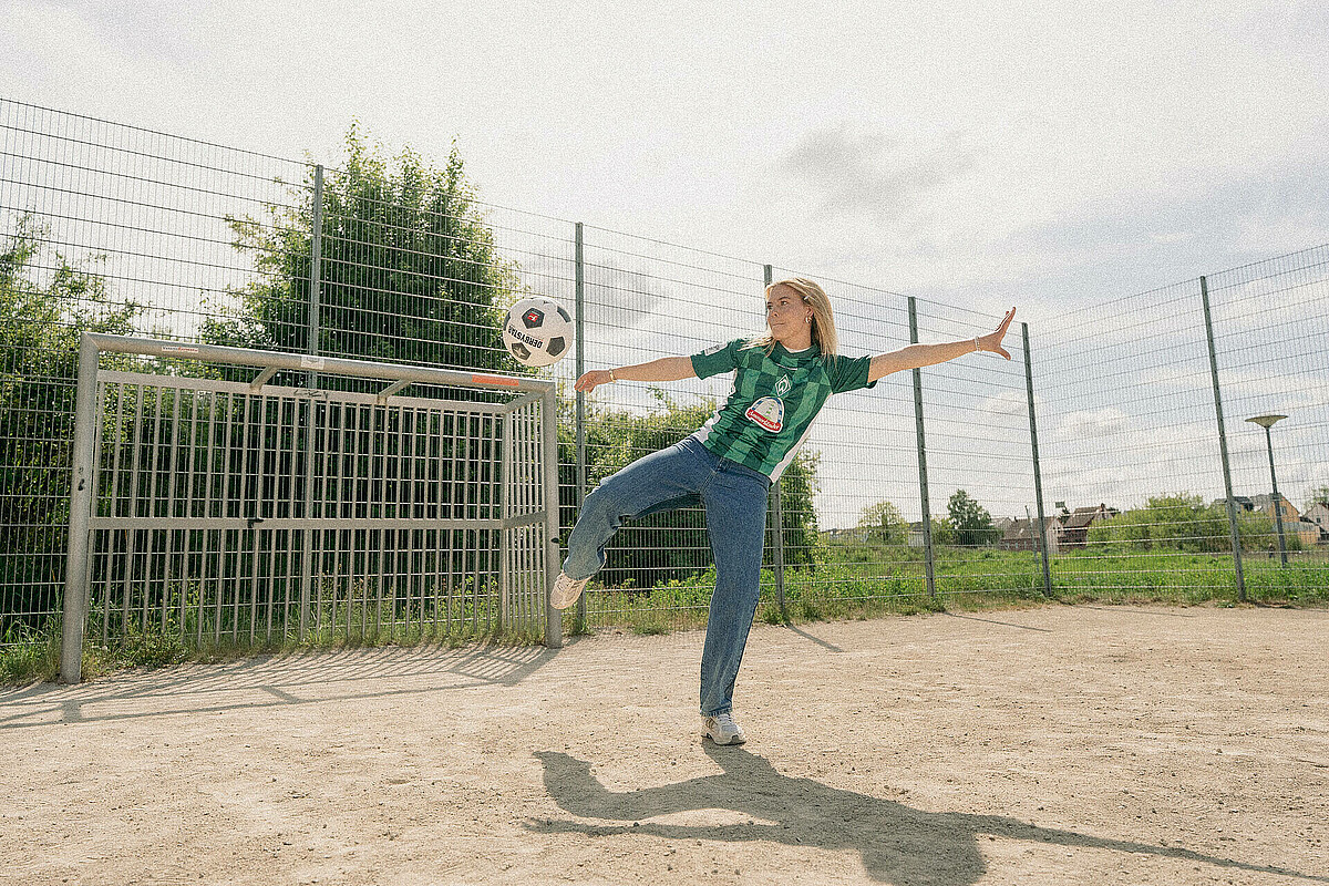 Juliane Wirtz holt zum Schuss aus. Der Ball fliegt in der Luft.