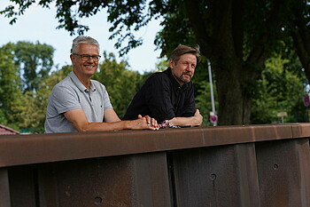 Ralf Heskamp und Marc Dommer lehnen sich am Geländer des Platzes an