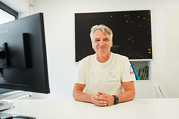 Horst Steffen am Schreibtisch.