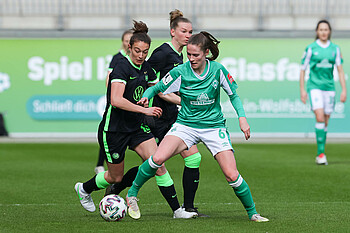 Reena Wichmann im Zweikampf gegen den VfL Wolfsburg.