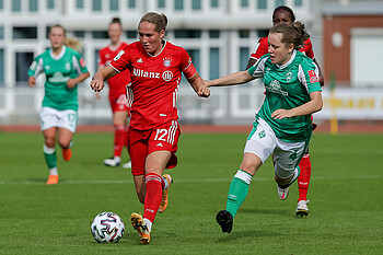 Anna Hausdorff im Zweikampf gegen den FC Bayern