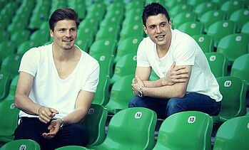 Prödl und Junuzovic sitzen auf der Tribüne im Stadion. 