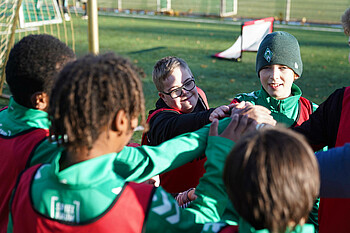 Die Kids bilden einen Mannschaftskreis (Foto. WE.DE).