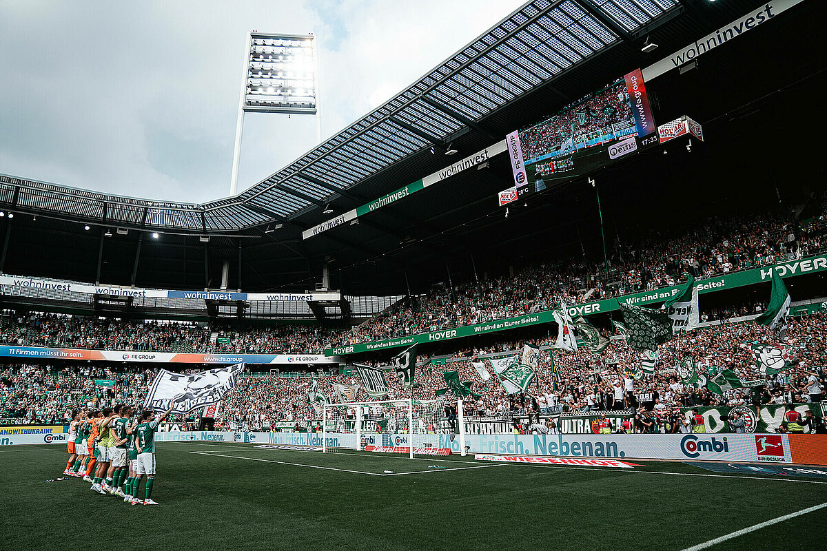 Die Mannschaft feiert vor der Ostkurve.