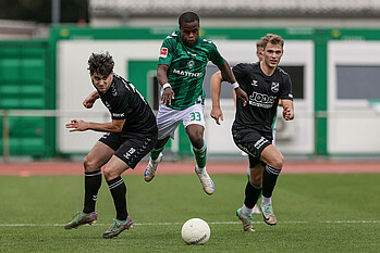 Abed Nankishi im Dribbling gegen zwei Todesfelde-Verteidiger.