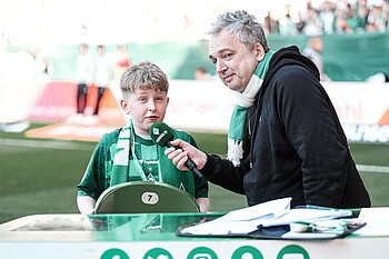 Tamme am Mikrofon bei Arnd Zeigler im Stadionprogramm. 