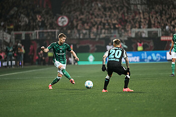 Mitchell Weiser spielt den Ball in der Partie gegen Bayer Leverkusen im Weserstadion