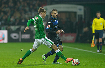 Maximilian Eggestein kämpft bei seinem Bundesligadebüt für Werder gegen Paderborn um den Ball. 