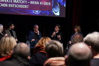 Clemens Fritz bei der Podiumsdiskussion auf der Bühne.