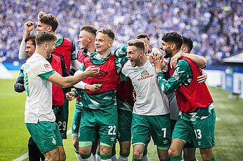 Marvin Ducksch celebrate storming to a lead against Schalke. 