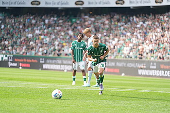 Schmid mit Blick auf den Ball. 