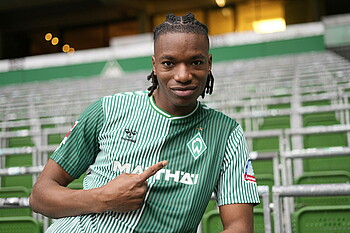Skelly Alvero in a Werder home shirt.