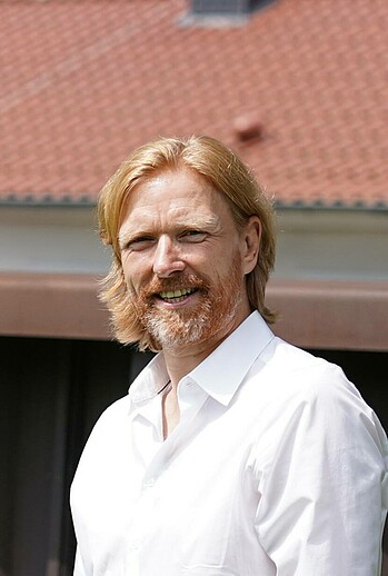 Björn Schierenbeck im weißen Hemd