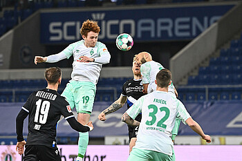 Werders Stürmer Josh Sargent steigt gegen Arminia Bielefeld zum Kopfball hoch.