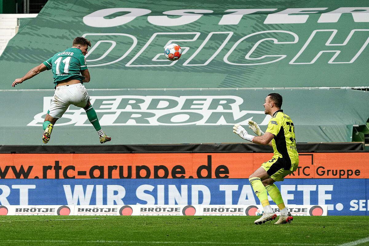 Werder-Spieler Niclas Füllkrug springt zum Kopfball.