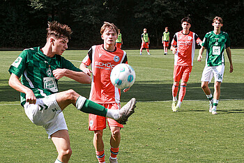 U17-Spieler im Zweikampf mit Spielern von Arminia Bielefeld.