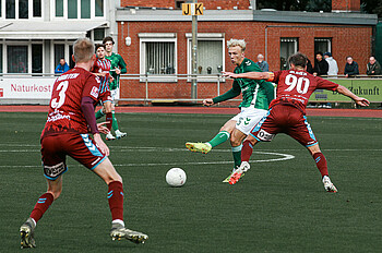 Leon Opitz spielt einen Pass. 