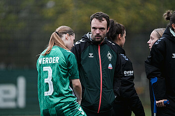 Trainer Alexander Kluge im Gespräch mit Celine Drechsel.