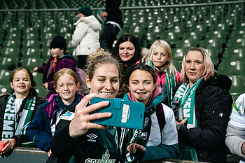 Saskia Matheis macht Fotos mit Fans. 