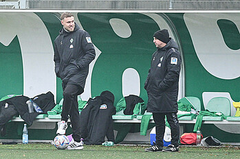 U15-Trainer Marvin Bade steht am Seitenrand.