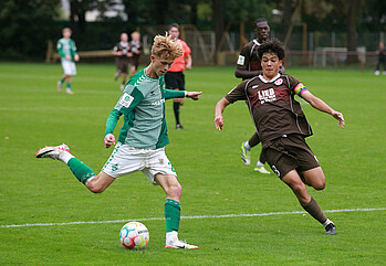 Noah Birkenpesch mit Ball am Fuß. Ein Gegenspieler ist neben ihm.