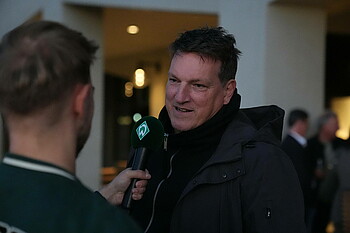 Andreas Herzog bei der Jubiläums-Veranstaltung der 99er Pokalsieger am WERDER.TV Mikrofon