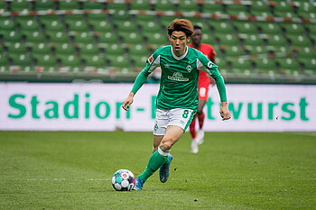Yuya Osako mit Ball am Fuß. 