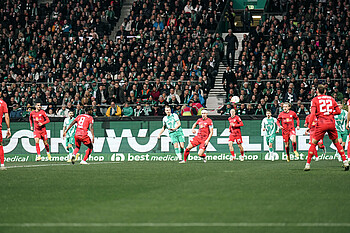 Christian Groß schießt aufs Tor, der Ball hat gerade seinen Fuß verlassen, die umstehenden Leipzig-Spieler schauen nur.