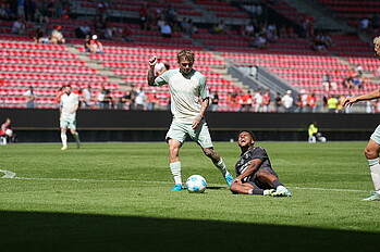 Isak Hansen-Aarøen  mit dem Ball am Fuß. 