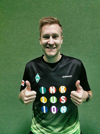 Tischtennis-Star Mattias Falck mit dem Inklusionsshirt.