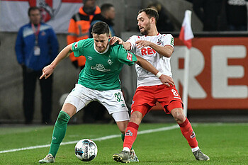 Friedl verteidigt den Ball gegen einen Spieler des 1.FC Köln.