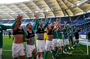 Die Spieler des SVW feiern den Derbysieg im Volksparkstadion mit den Fans.