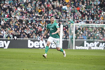 Nicolai Rapp schaut auf den Ball in der Luft.